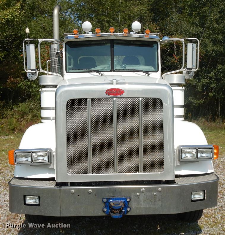 image for item DH0057 2013 Peterbilt 367  semi truck