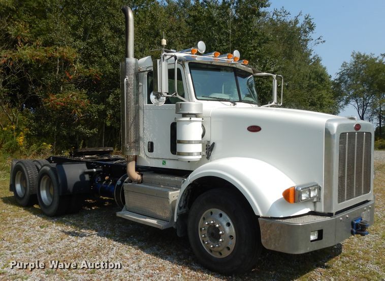 image for item DH0057 2013 Peterbilt 367  semi truck