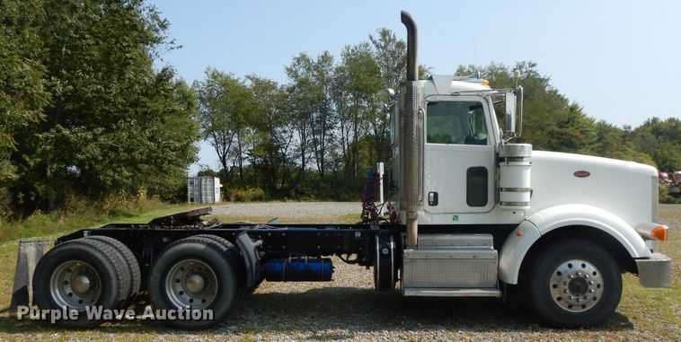 image for item DH0057 2013 Peterbilt 367  semi truck