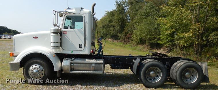 image for item DH0057 2013 Peterbilt 367  semi truck