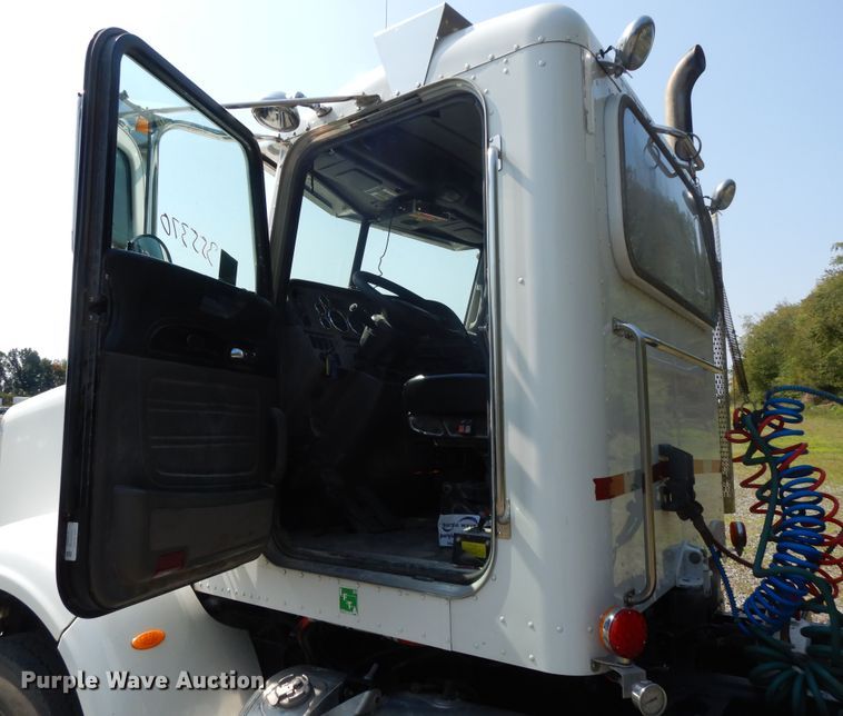 image for item DH0057 2013 Peterbilt 367  semi truck