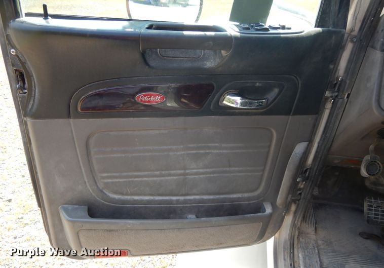 image for item DH0057 2013 Peterbilt 367  semi truck