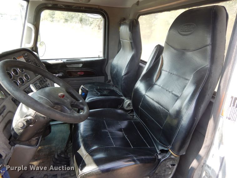 image for item DH0057 2013 Peterbilt 367  semi truck