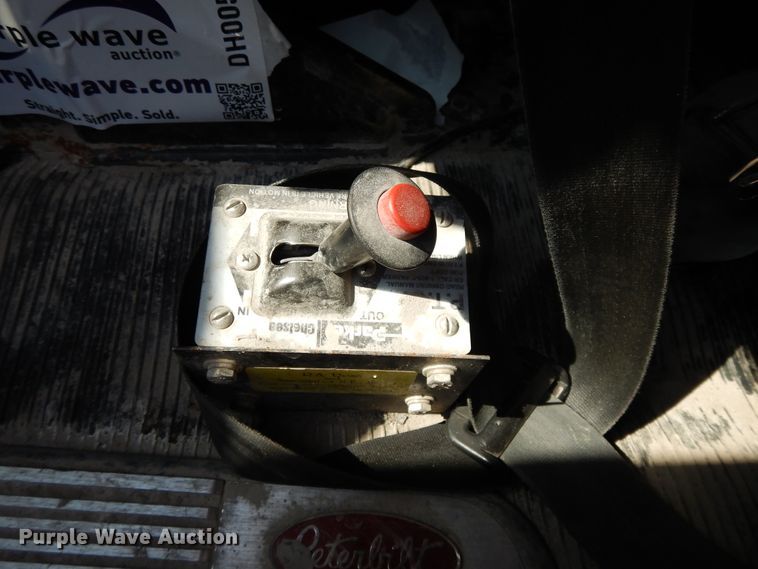 image for item DH0057 2013 Peterbilt 367  semi truck