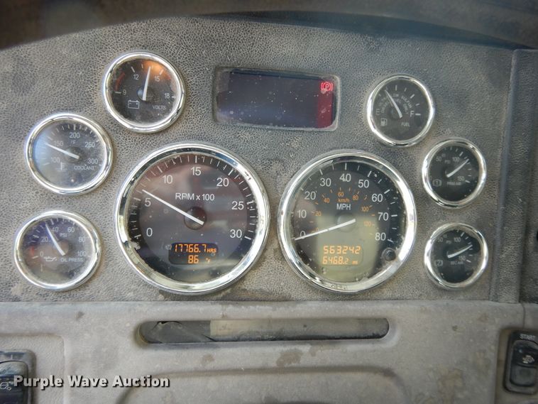 image for item DH0057 2013 Peterbilt 367  semi truck