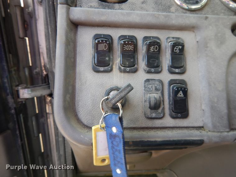 image for item DH0057 2013 Peterbilt 367  semi truck