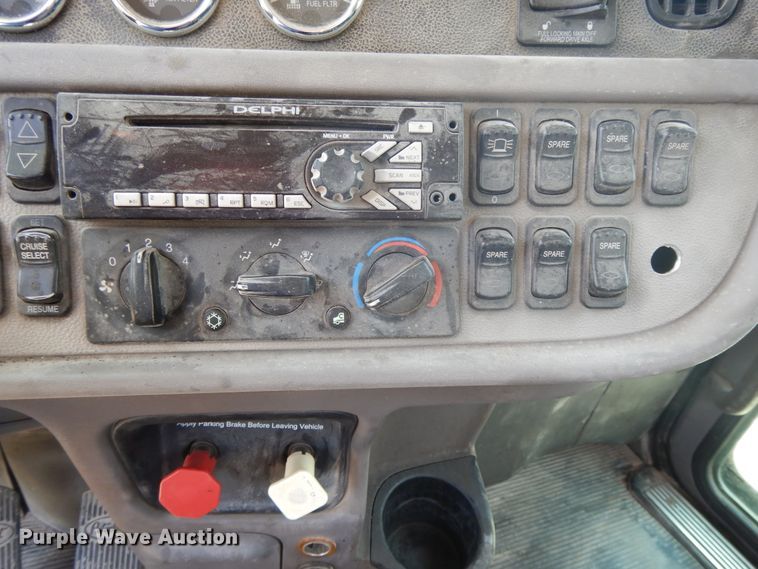 image for item DH0057 2013 Peterbilt 367  semi truck