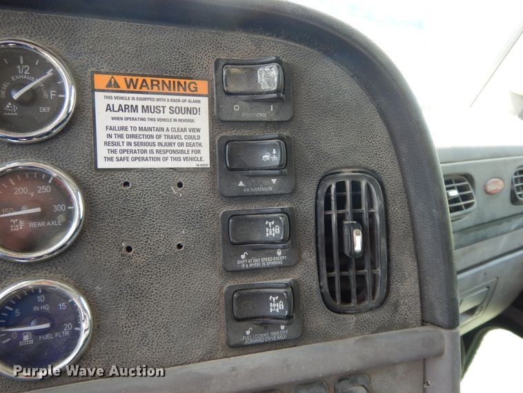 image for item DH0057 2013 Peterbilt 367  semi truck