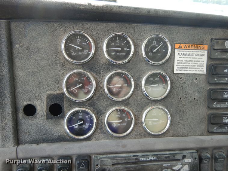 image for item DH0057 2013 Peterbilt 367  semi truck