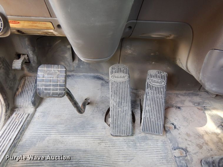 image for item DH0057 2013 Peterbilt 367  semi truck