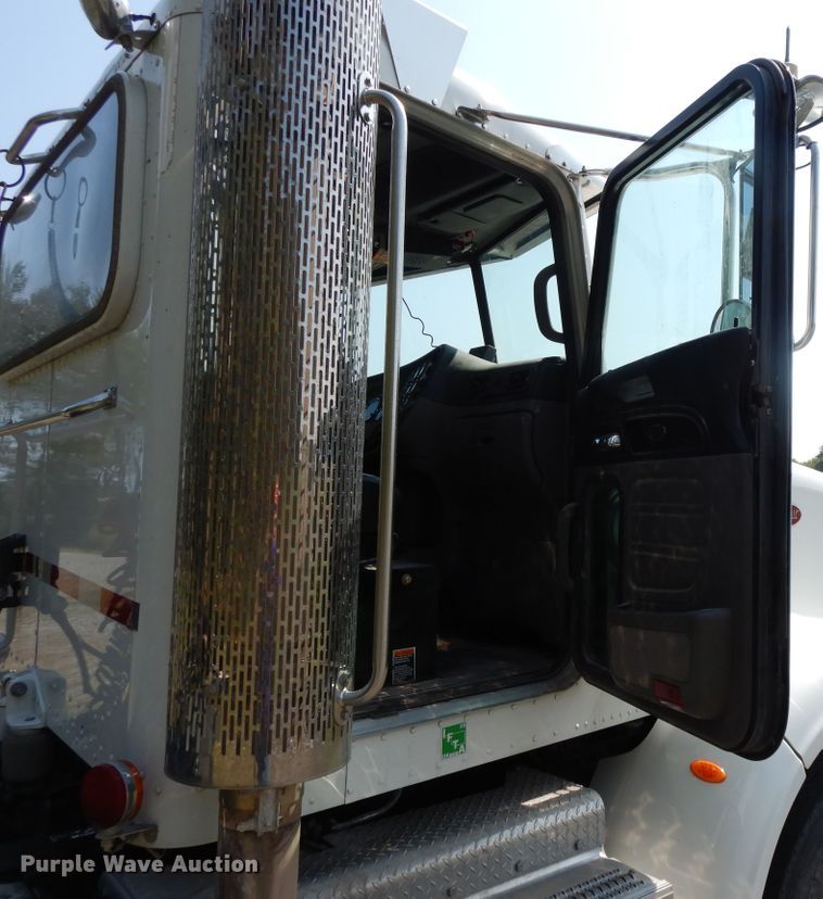 image for item DH0057 2013 Peterbilt 367  semi truck