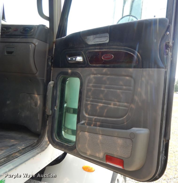 image for item DH0057 2013 Peterbilt 367  semi truck