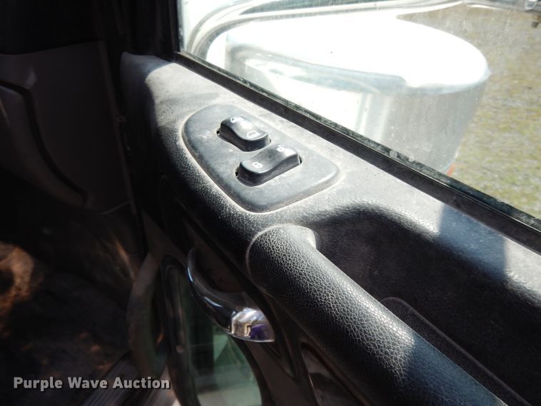 image for item DH0057 2013 Peterbilt 367  semi truck