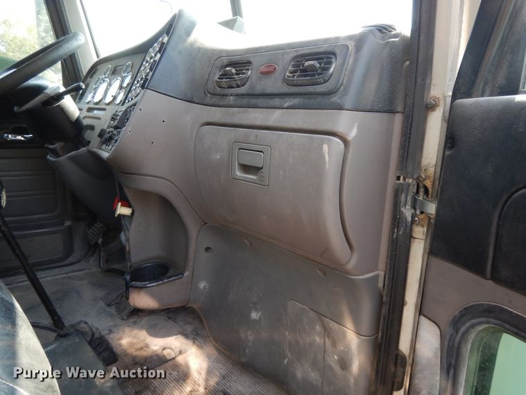 image for item DH0057 2013 Peterbilt 367  semi truck