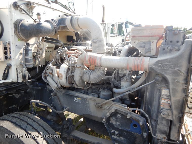 image for item DH0057 2013 Peterbilt 367  semi truck