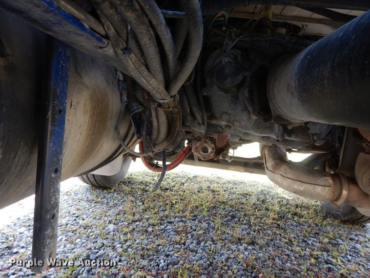 image for item DH0057 2013 Peterbilt 367  semi truck