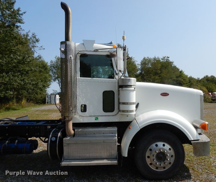 image for item DH0057 2013 Peterbilt 367  semi truck