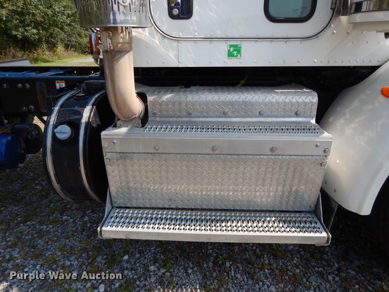 image for item DH0057 2013 Peterbilt 367  semi truck