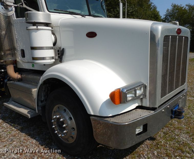 image for item DH0057 2013 Peterbilt 367  semi truck