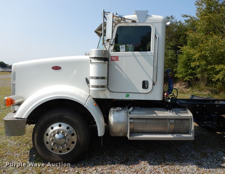 image for item DH0057 2013 Peterbilt 367  semi truck