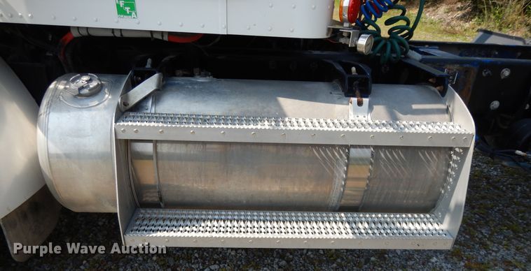 image for item DH0057 2013 Peterbilt 367  semi truck