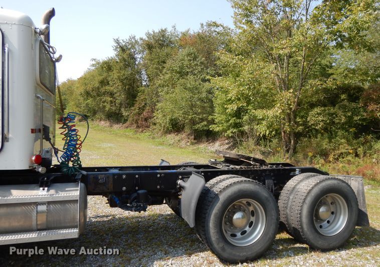 image for item DH0057 2013 Peterbilt 367  semi truck