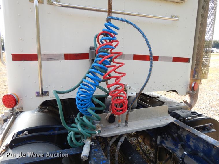 image for item DH0057 2013 Peterbilt 367  semi truck