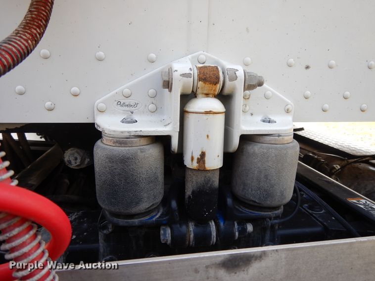 image for item DH0057 2013 Peterbilt 367  semi truck