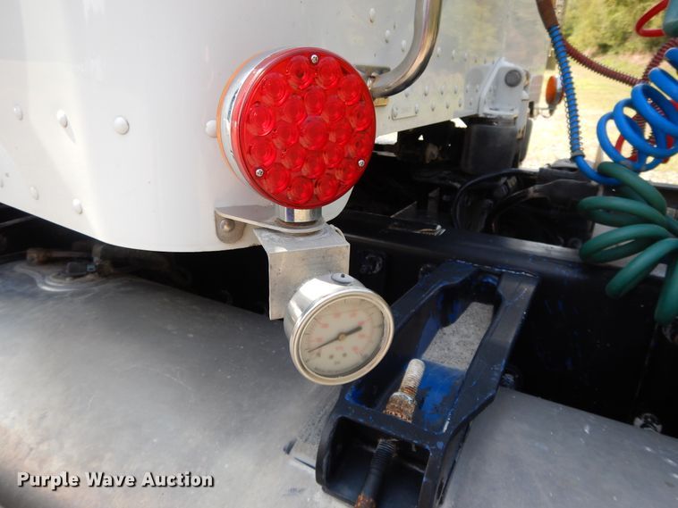 image for item DH0057 2013 Peterbilt 367  semi truck