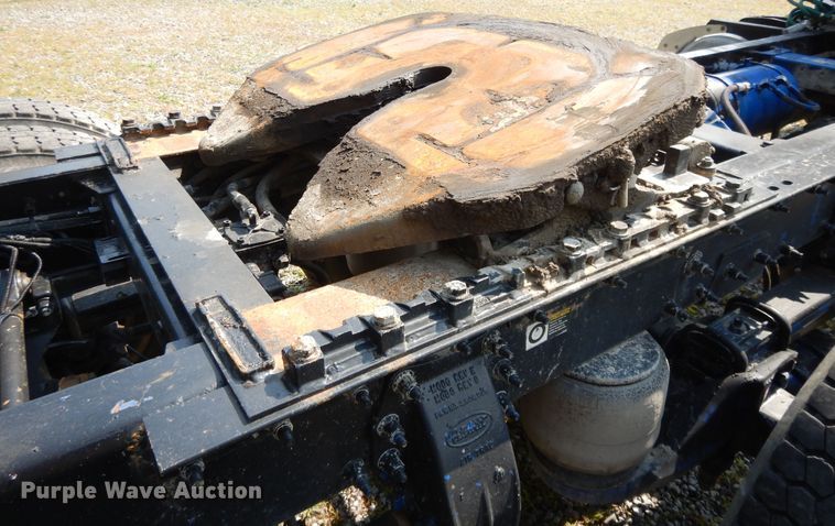 image for item DH0057 2013 Peterbilt 367  semi truck