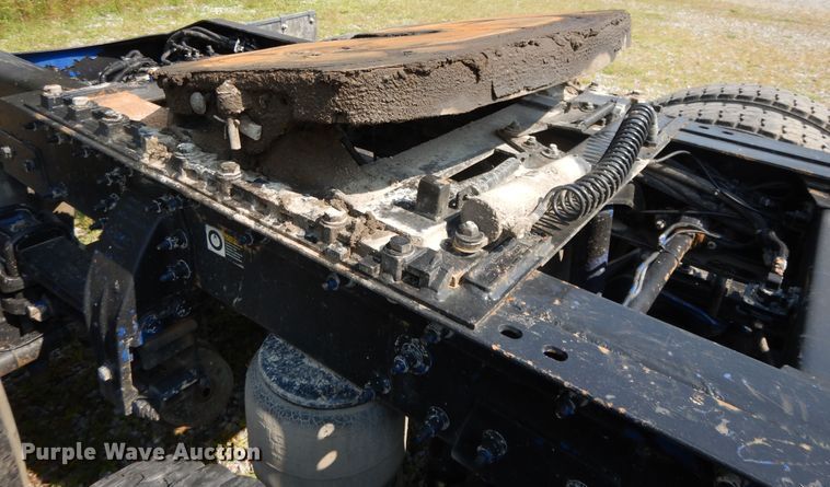 image for item DH0057 2013 Peterbilt 367  semi truck