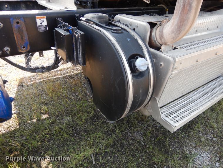 image for item DH0057 2013 Peterbilt 367  semi truck