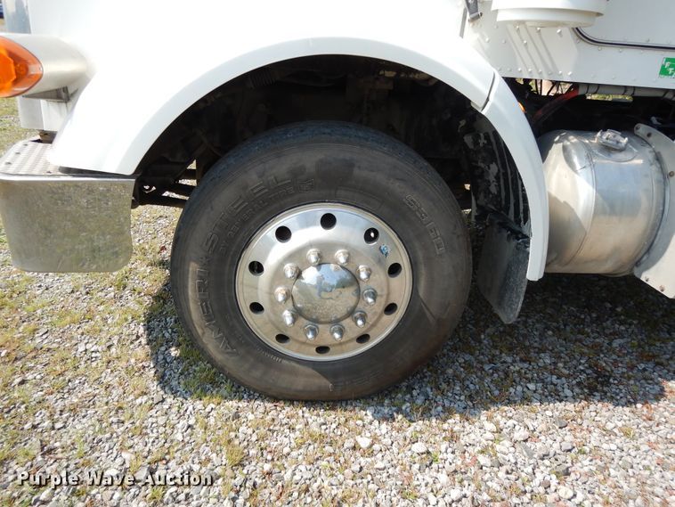 image for item DH0057 2013 Peterbilt 367  semi truck