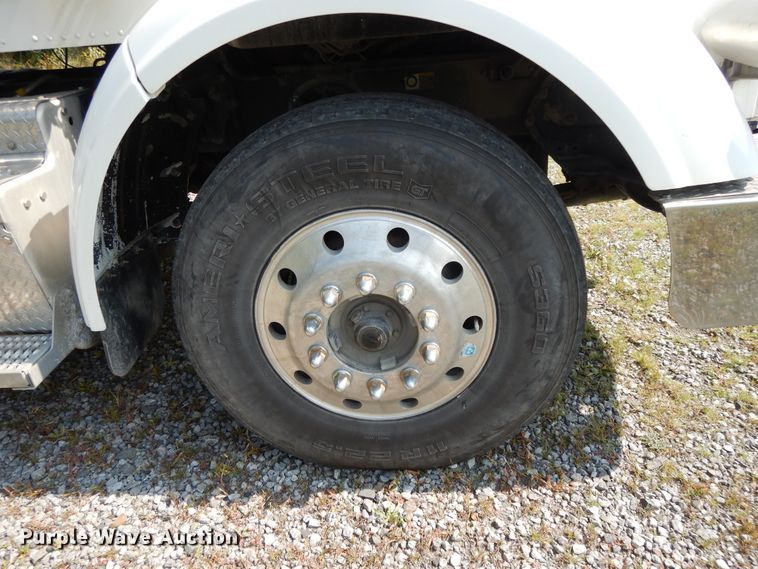 image for item DH0057 2013 Peterbilt 367  semi truck