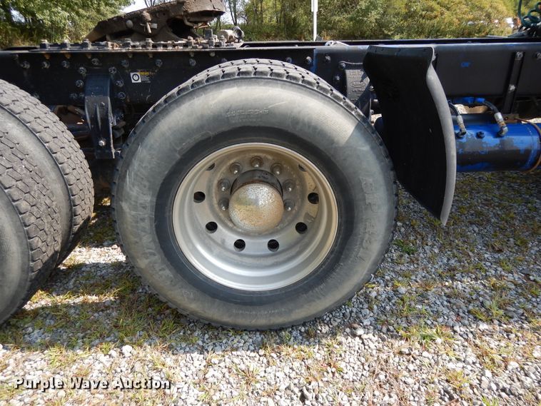 image for item DH0057 2013 Peterbilt 367  semi truck