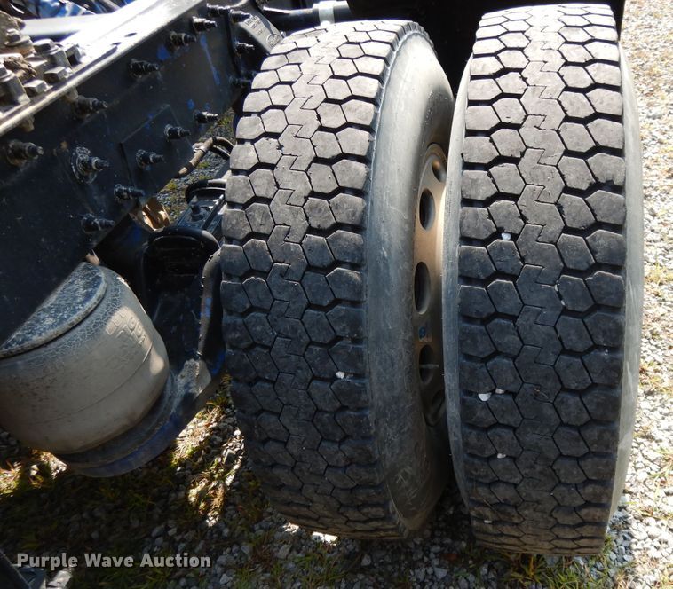 image for item DH0057 2013 Peterbilt 367  semi truck