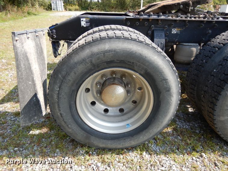 image for item DH0057 2013 Peterbilt 367  semi truck