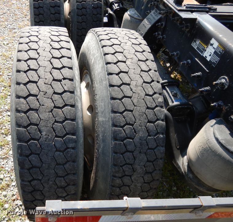 image for item DH0057 2013 Peterbilt 367  semi truck