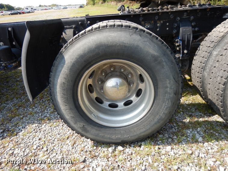 image for item DH0057 2013 Peterbilt 367  semi truck