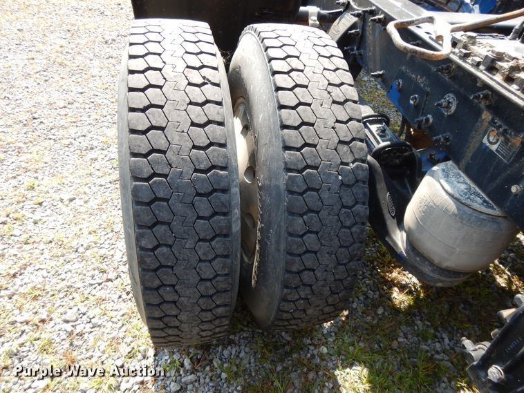 image for item DH0057 2013 Peterbilt 367  semi truck