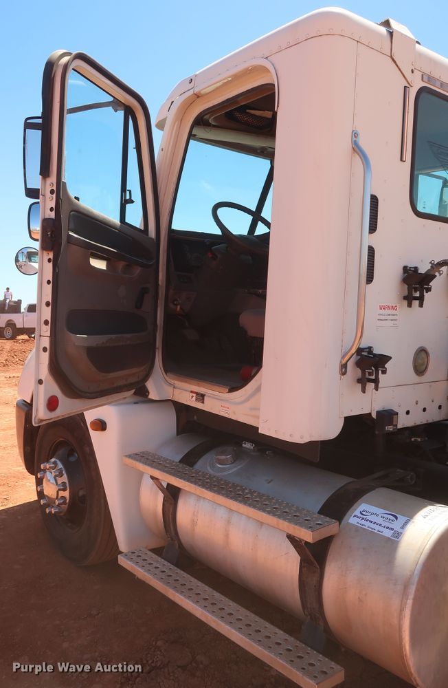 image for item DH0928 2005 Freightliner Columbia  semi truck