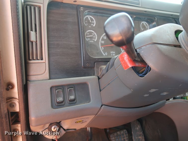 image for item DH0928 2005 Freightliner Columbia  semi truck