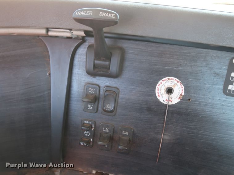 image for item DH0928 2005 Freightliner Columbia  semi truck