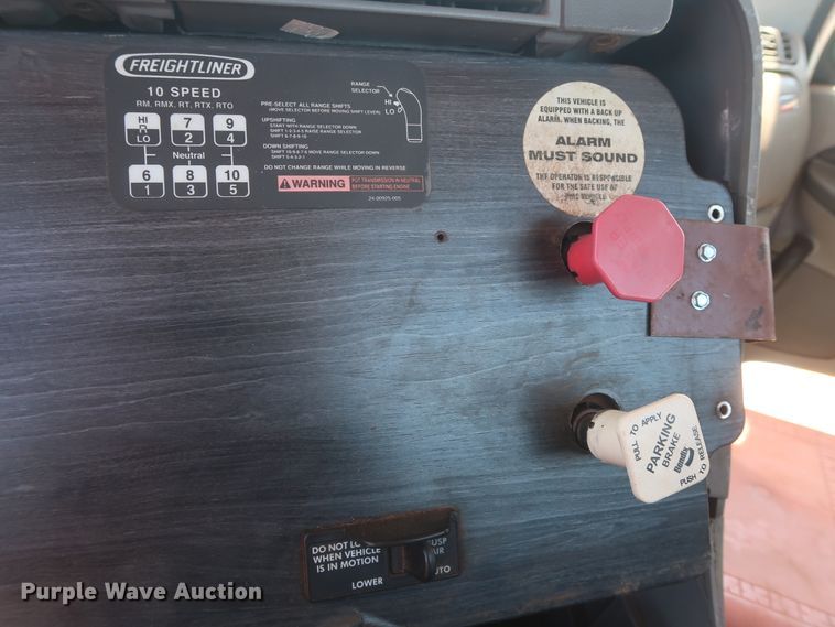 image for item DH0928 2005 Freightliner Columbia  semi truck