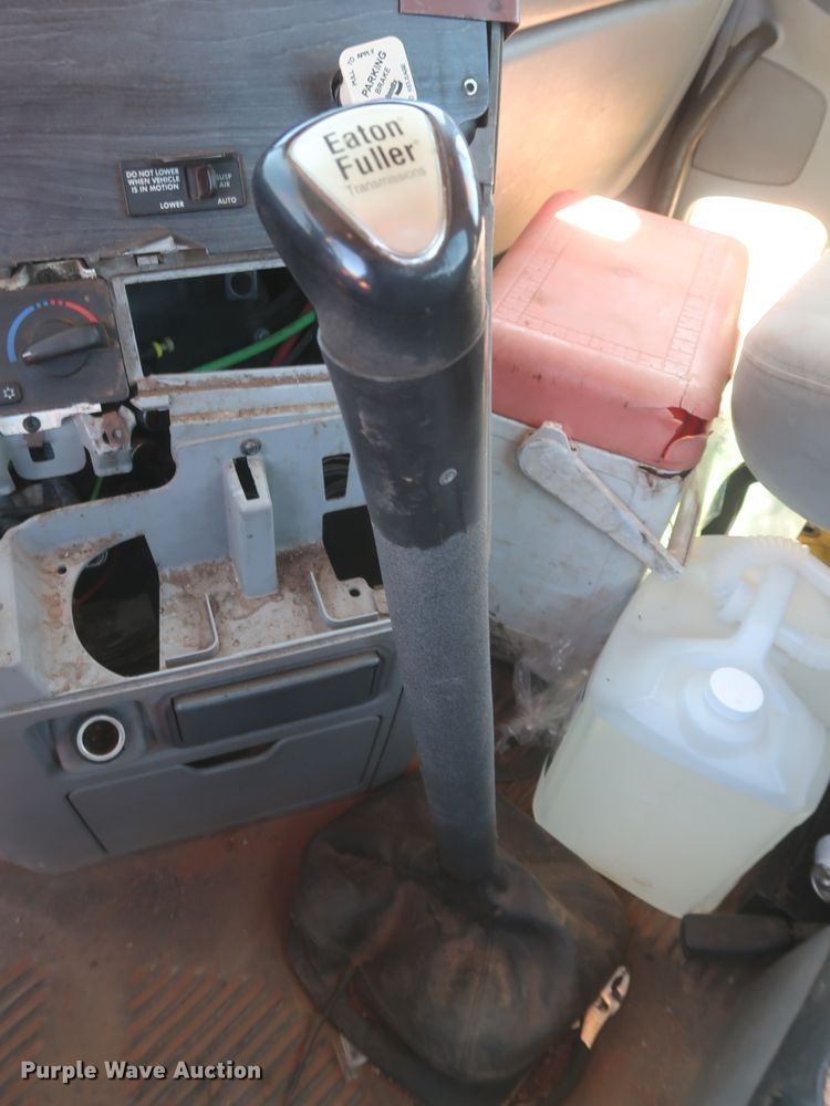 image for item DH0928 2005 Freightliner Columbia  semi truck