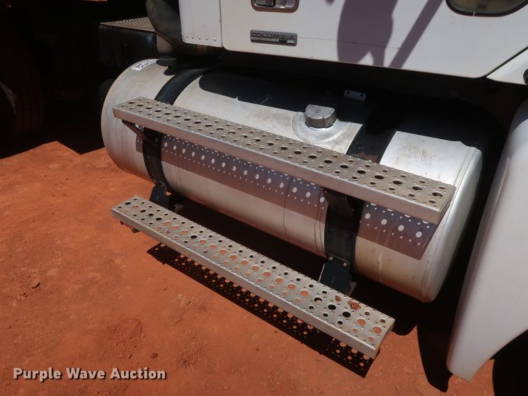 image for item DH0928 2005 Freightliner Columbia  semi truck