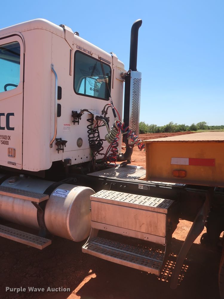 image for item DH0928 2005 Freightliner Columbia  semi truck