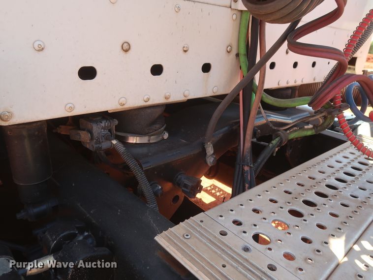 image for item DH0928 2005 Freightliner Columbia  semi truck