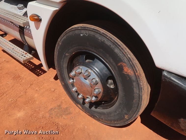 image for item DH0928 2005 Freightliner Columbia  semi truck