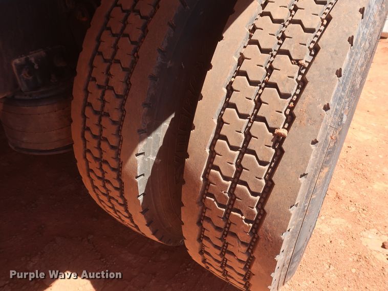 image for item DH0928 2005 Freightliner Columbia  semi truck